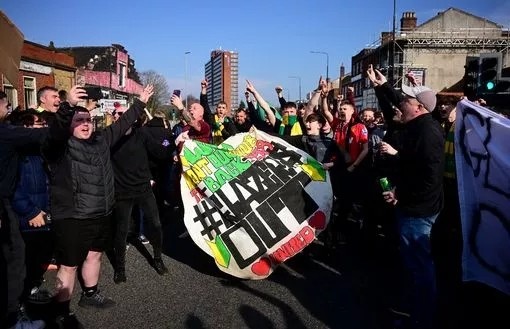  曼晚：約5000曼聯(lián)球迷賽前抗議格雷澤家族，打出多個標(biāo)語橫幅