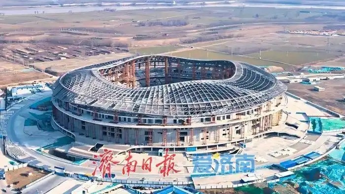  魯媒：戴上1.6萬(wàn)噸“鋼鐵巨冠”，黃河體育中心球場(chǎng)完成屋蓋施工