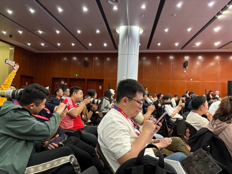  萬眾矚目！記者擠滿國足賽前新聞發(fā)布廳，賽場記者預計超300人