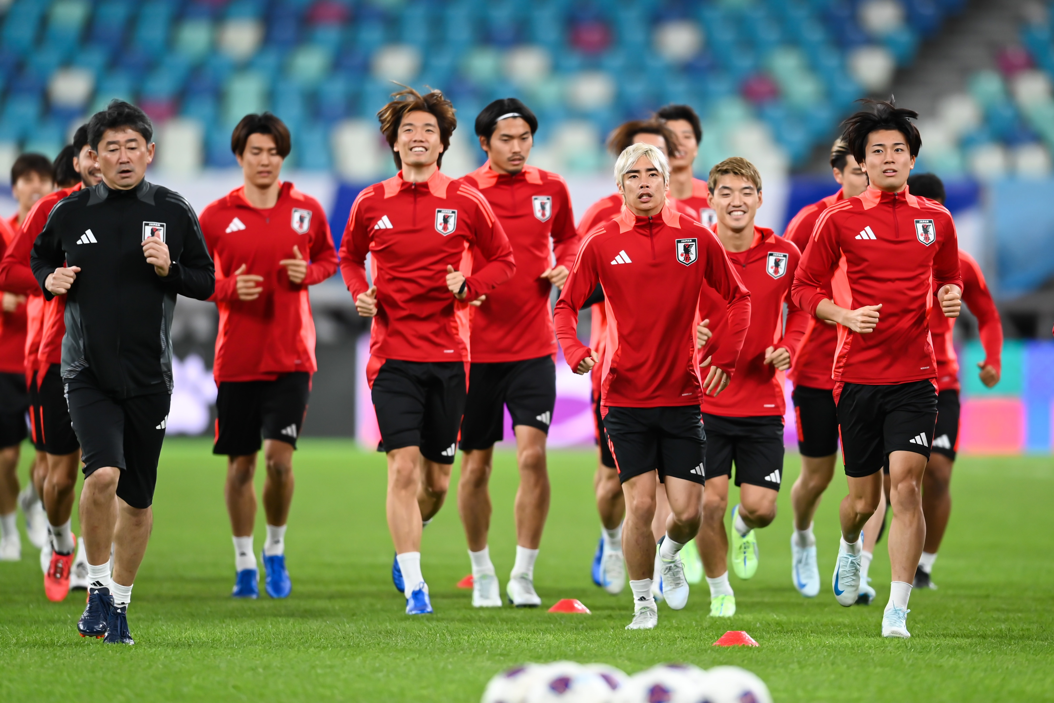  日媒：日本隊今日進行賽前一日踩場訓練，三笘薰和長友佑都缺席